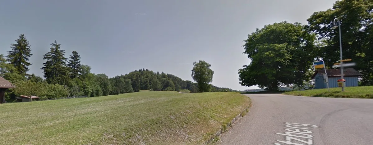 Ausblicke auf den Ensberg in der Gemeinde Turbenthal mit einer Strasse im Vordergrund.